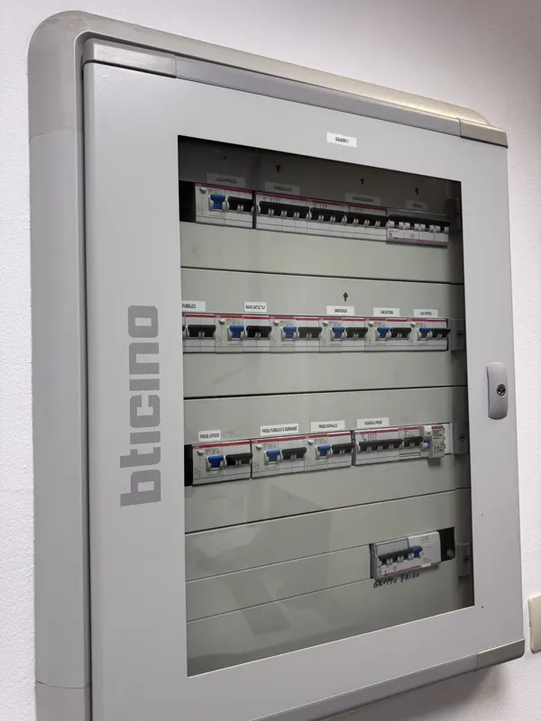 Quadro di distribuzione con circuiti suddivisi e identificati.
